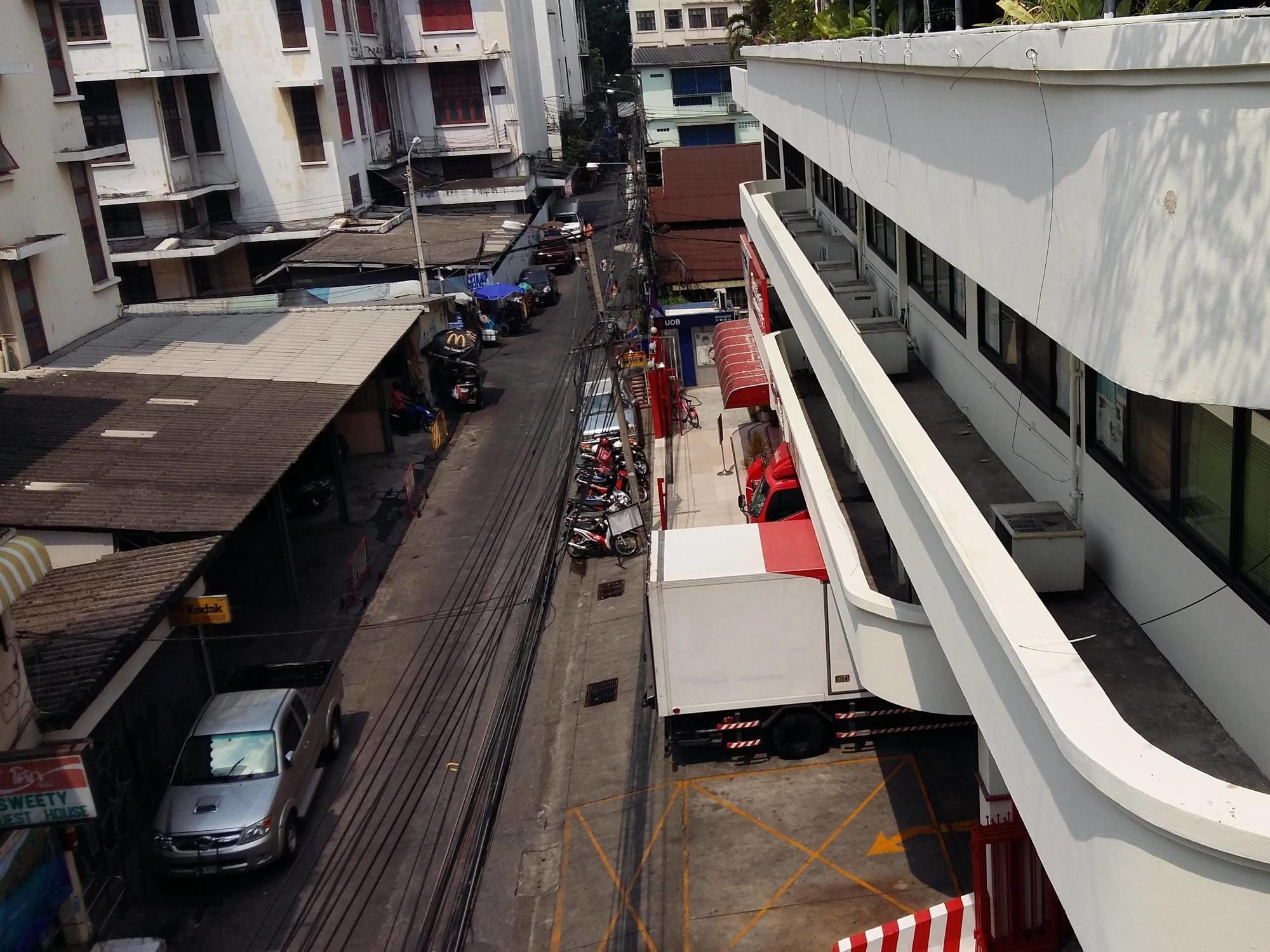 New C.H. Guest House Bangkok Exterior foto